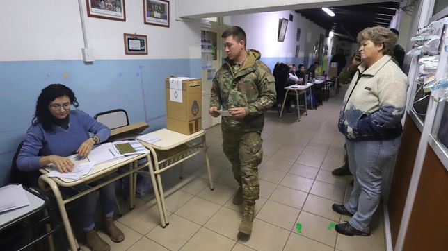 Un efectivo militar vota en una mesa en Viedma