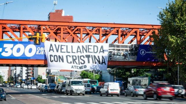 La Cámpora empapeló Avellaneda con la cara de Cristina y González Santalla