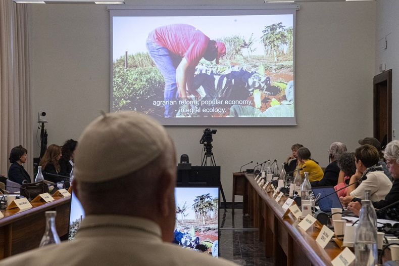 Javier Milei y el papa Francisco en veredas opuestas por la ayuda social