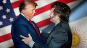 Donald Trump con Javier Milei: abrazo de oso.