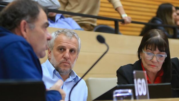 Ignacio Sala, junto a sus compañeros de bancada Patricia Botta y Oscar Tamis.