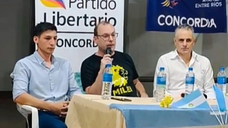 Mauricio Retamar, del Partido Libertario, junto a Cabrera y Vidoni, de LLA. 