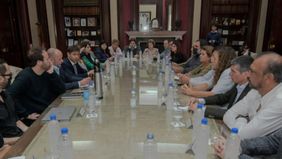Tras el reclamo de estatales, Kicillof activa la mesa de monitoreo salarial