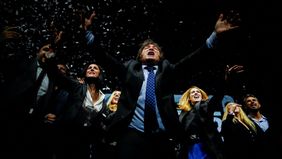 Javier Milei al igual que predicador evangélico en el acto de triunfo elector