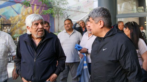 Hugo y Pablo Moyano mantienen trabajo a reglamento para reclamarles a Coca Cola, Quilmes y CCU Hugo y Pablo Moyano mantienen trabajo a reglamento para reclamarles a Coca Cola, Quilmes y CCU
