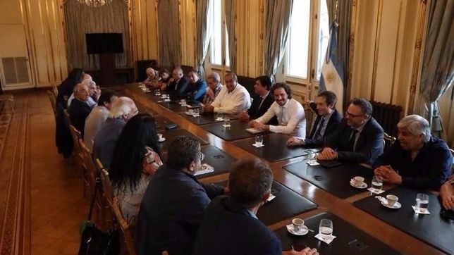 el gobierno define el aumento para trabajadores publicos y privados