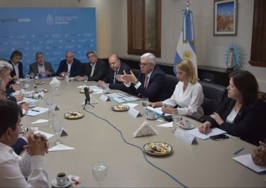 La Mesa de Enlace baja armas mientras pesca en el río revuelto del Gobierno