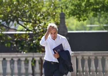 Toto Caputo, ministro de Economía, entra a la Casa Rosada.