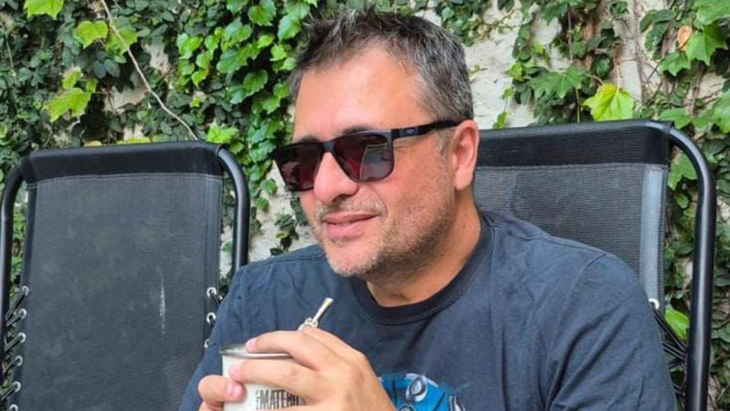 Sebastián Chale, secretario de Gobierno de Rosario, toma mate en el tórrido verano de Rosario.&nbsp;