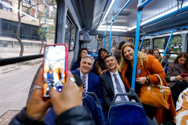 Martín Llaryora y Daniel Passerini durante la presentación de nuevas unidades para el transporte de Córdoba