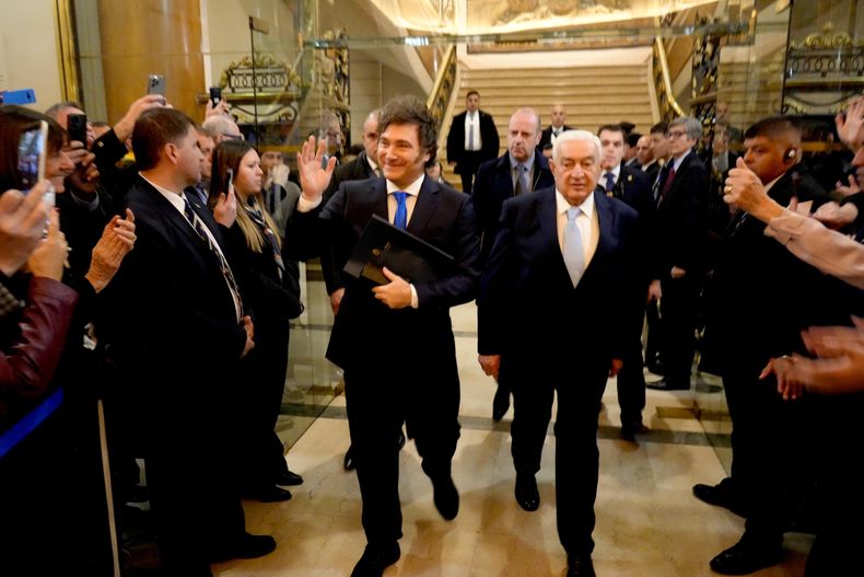 El presidente Javier Milei camina junto a Adelmo Gabbi, histórico titular de la Bolsa de Comercio.