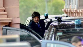 Javier Milei, sube al auto en la Casa Rosada.