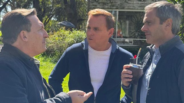 Guillermo Michel, mate en mano, junto al exintendente de Gualeguay Luis Erro y al periodista oriundo de esa ciudad Paulo Kablan.