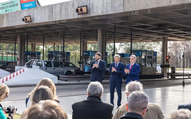 Rogelio Frigerio junto a sus pares de Santa Fe Maximiliano Pullaro y de Córdoba, Martín LLaryora.