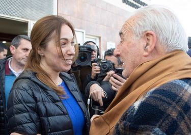 Entre selfies y bufandas, Vidal votó y esperará en su casa los resultados