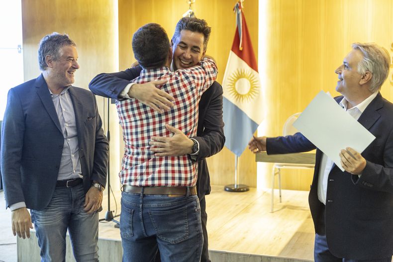 Martín Llaryora y Manuel Calvo con un intendente de Córdoba