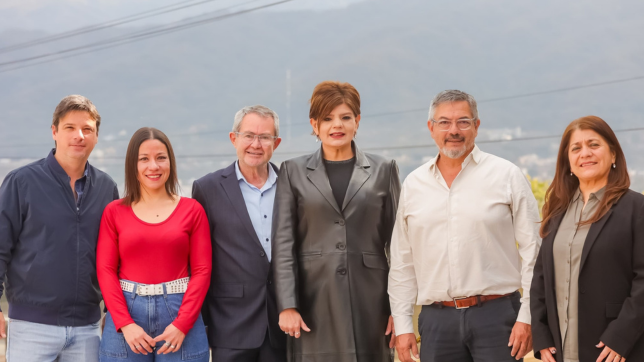 María Inés Zigarán, en el centro, junto a los candidatos de Jujuy Crece.
