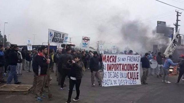 trabajadores de adidas movilizados contra los despidos y las importaciones